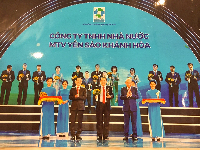 Chủ tịch Hội đồng Thành viên Công ty Yến sào Khánh Hòa Nguyễn Anh Hùng nhận Biểu trưng Thương hiệu Quốc gia 2020